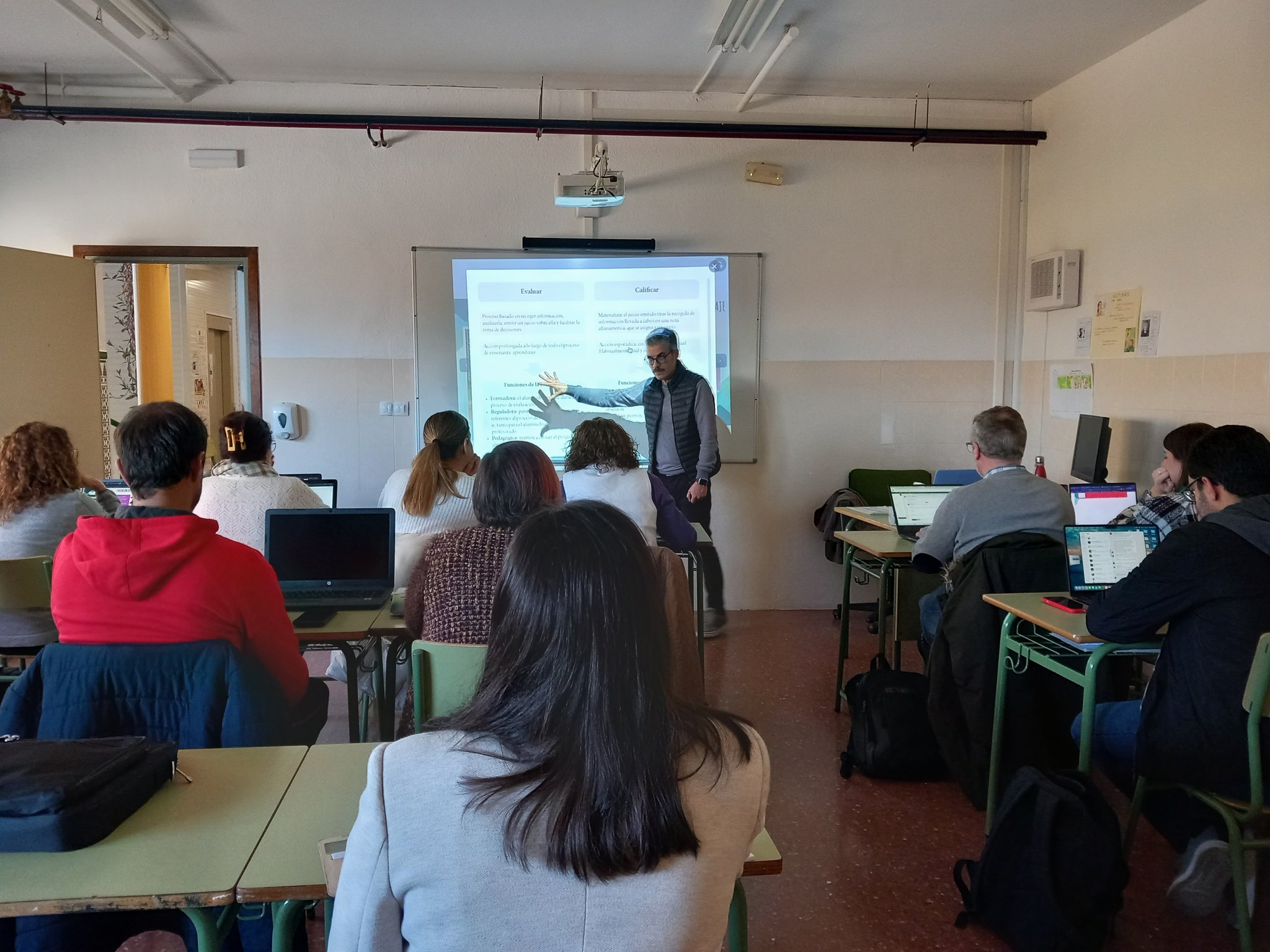 Taller práctico en aula de profesores
